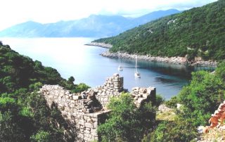 ody12-11115-ithaka-ruine